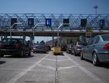 Τέσσερις κουκουλοφόροι λήστεψαν διόδια στην Αττική Οδό τα ξημερώματα